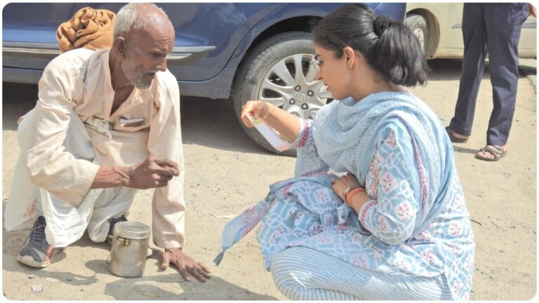 IAS સૌમ્યા પાંડેના આ ફોટો ખજુબ જ વાઇરલ થઇ રહયા છે, વૃદ્ધ સાથે જમીન પર બેસીને તેમની સમસ્યાઓ સાંભળી રહયા છે